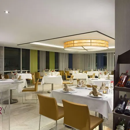 Ramada & By Wyndham Izmir מלון