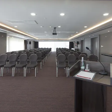 Ramada & By Wyndham Izmir מלון