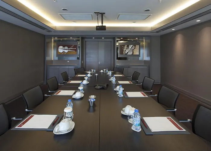 Ramada & By Wyndham Izmir Kemalpasa (Izmir)